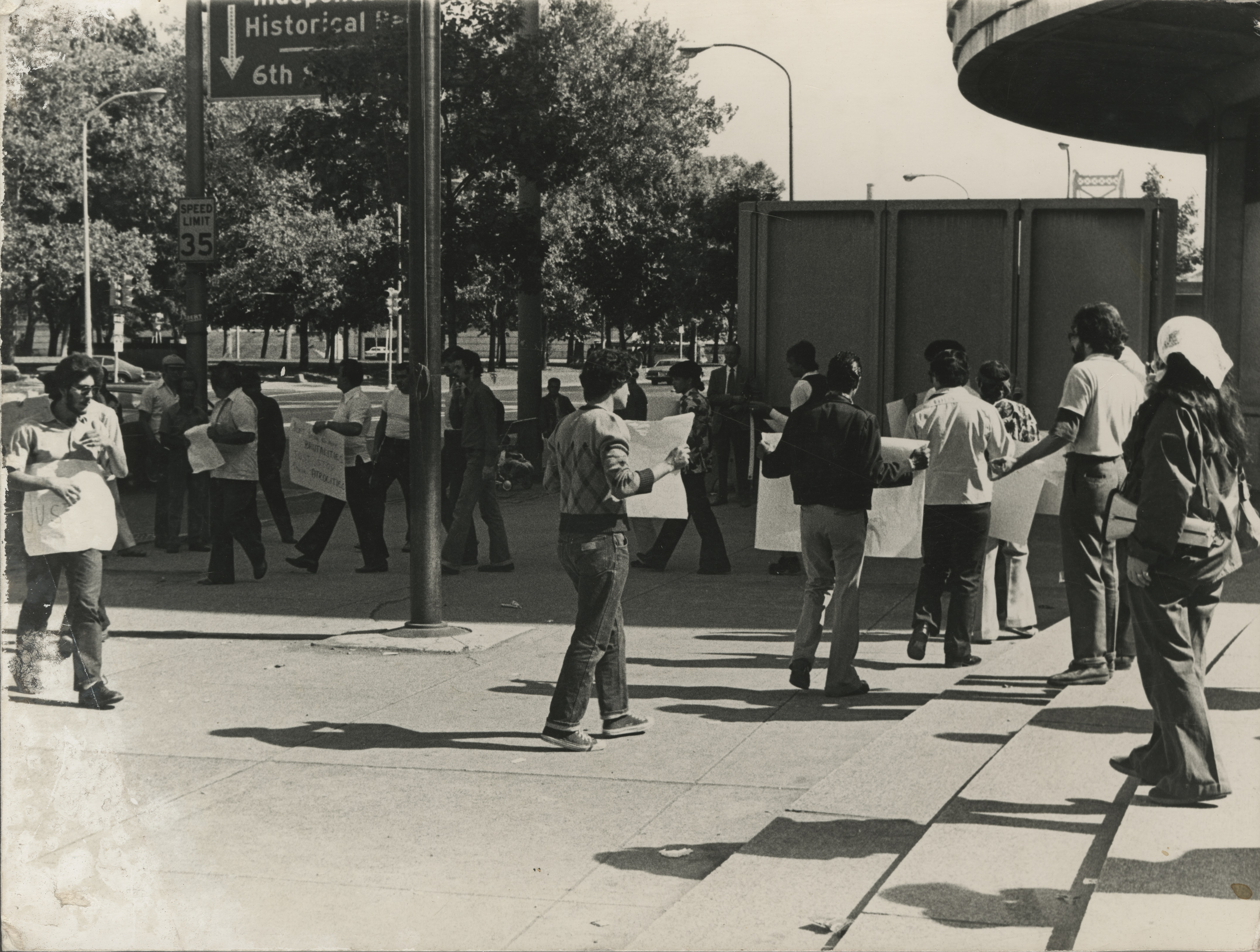 Manifestantes puertorriqueños en el centro de Filadelfia